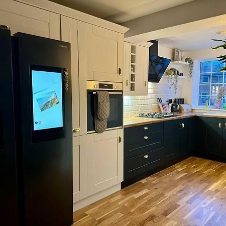 Entire House With A Large Lounge Villa Leverstock Green Екстериор снимка