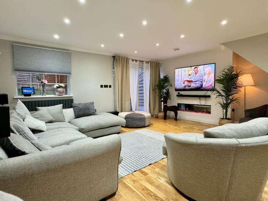 Entire House With A Large Lounge Villa Leverstock Green Екстериор снимка