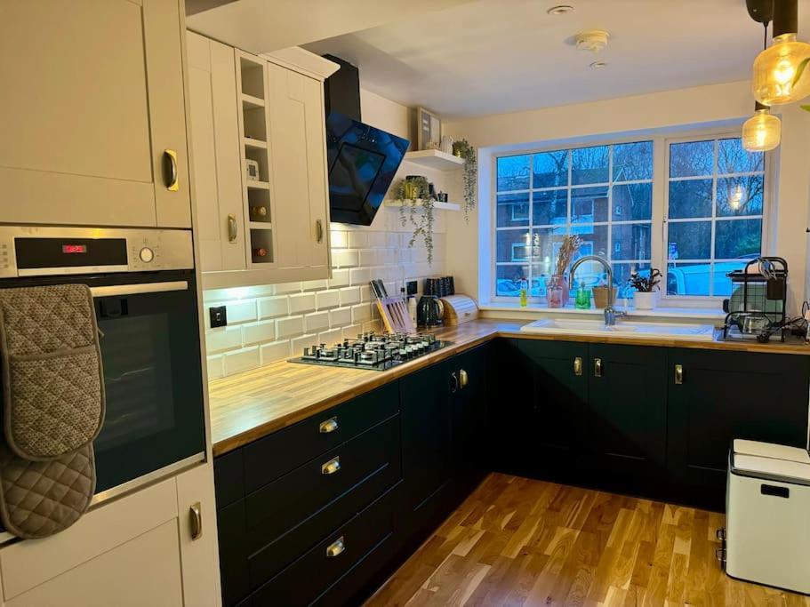 Entire House With A Large Lounge Villa Leverstock Green Екстериор снимка