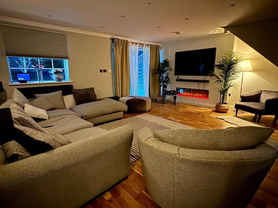 Entire House With A Large Lounge Villa Leverstock Green Екстериор снимка