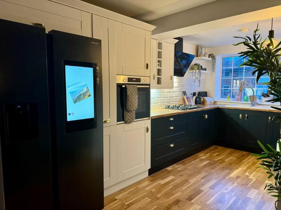 Entire House With A Large Lounge Villa Leverstock Green Екстериор снимка